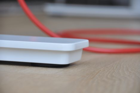 Weißer Tischfuß mit rotem Kabel