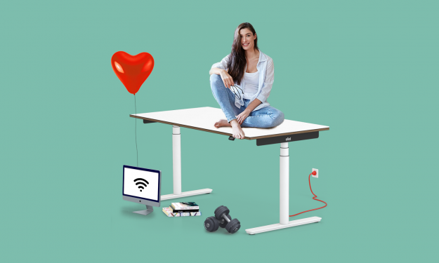 Frau sitzt auf weißem höhenverstellbarem Schreibtisch