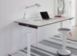 Eliot Schreibtisch in weiß mit weißen Füßen und Laptop.