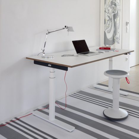 Eliot Schreibtisch in weiß mit weißen Füßen und Laptop.
