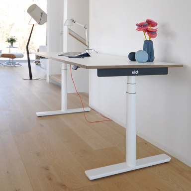 Homeoffice mit weißem eliot Schreibtisch mit rotem Kabel.