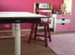 Pinkes Kinderzimmer mit weißem eliot Schreibtisch und kleinem pinken Stuhl.