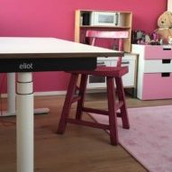 Pinkes Kinderzimmer mit weißem eliot Schreibtisch und kleinem pinken Stuhl.