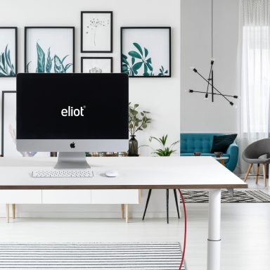 Apple Computer auf höhenverstellbarem Schreibtisch.