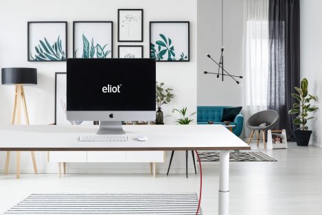 Apple Computer auf höhenverstellbarem Schreibtisch.