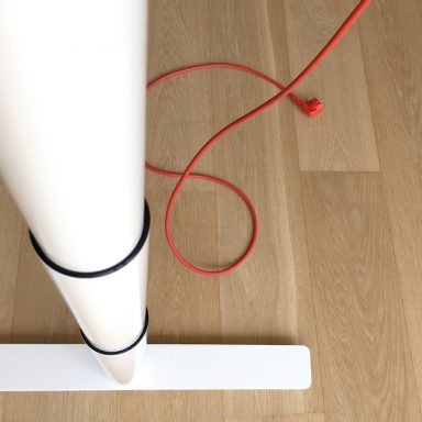 Weißes Schreibtischbein