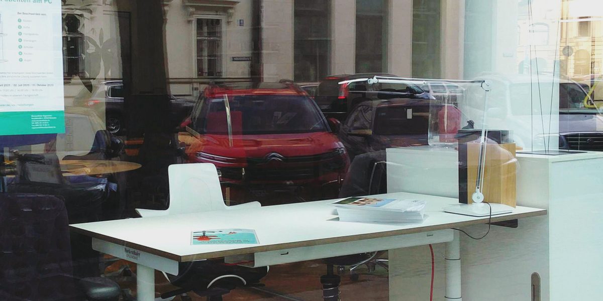 Schreibtisch hinter Schaufensterglas.