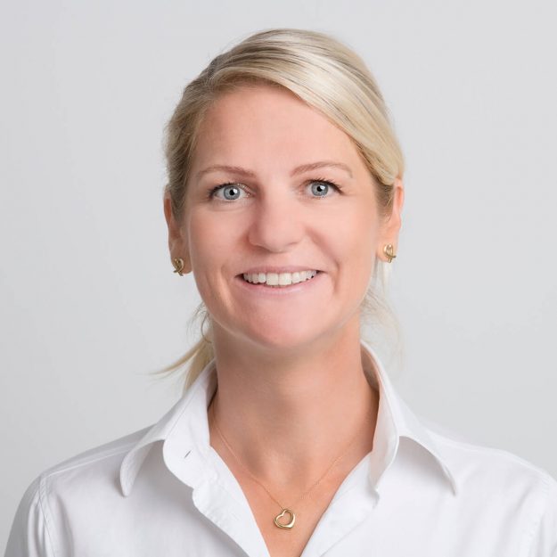 Profilbild einer Mitarbeiterin in weißem Hemd