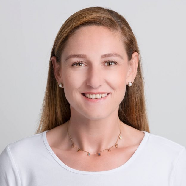 Profilbild einer Mitarbeiterin in weißem Oberteil