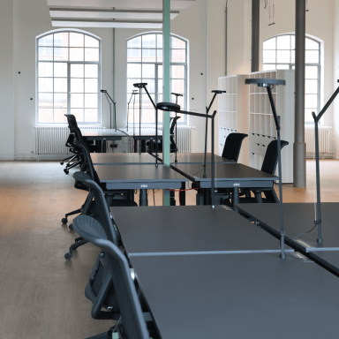 Offene Büros mit höhenverstellbaren Schreibtischen und Stühlen und Lampen.